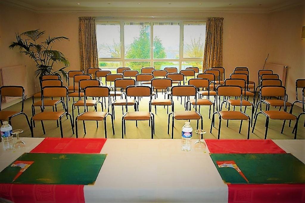 Hotel Altina Pacy-sur-Eure Екстериор снимка